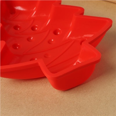 Форма для выпечки силиконовая Доляна «Ёлочка с гирляндой», 18×14,5×3,5 см, цвет красный