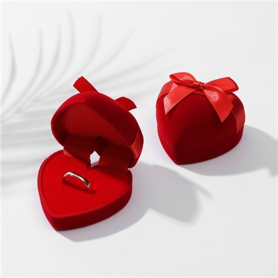 Футляр бархатный под серьги/кольцо "Сердце" с лентой, 6,2 х 6,2 х 4 см, цвет красный