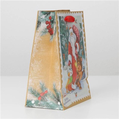 Пакет крафтовый вертикальный «Дедушка мороз и зверята», MS 18 × 23 × 10 см