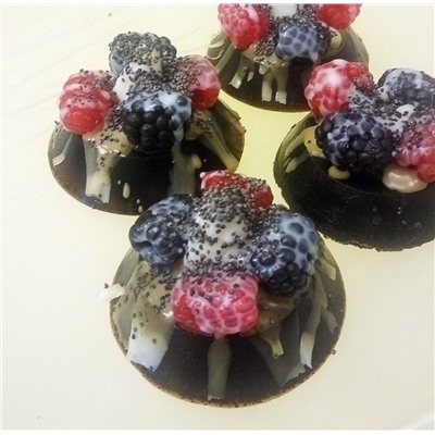 Трюфель с ягодами - мыло ручной работы Milotto на основе натурального шоколада арт. milotto001492