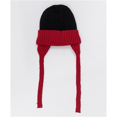 Красно-черная шапка с завязками