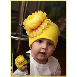 Желтая шапочка с хризантемой