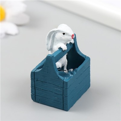 Фигурка для флорариума полистоун "Белый кролик в ящике" 5х2,8х3,2 см