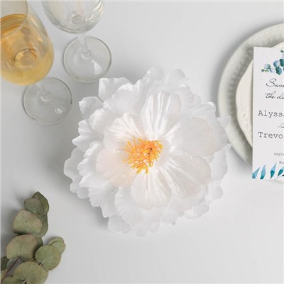 Белый цветок для свадебного декора