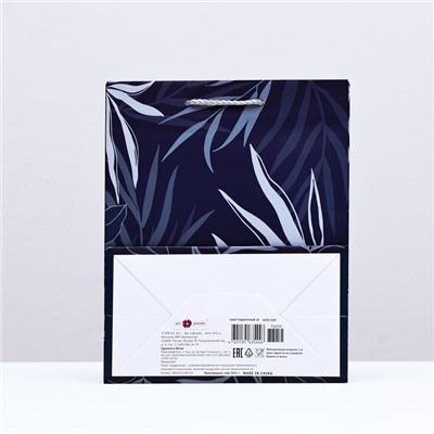 Пакет подарочный "Синие и белые цветы",  18 х 22,3 х 10 см