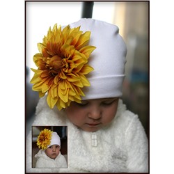 Белая шапочка с красивущим желто-кор.георгином…