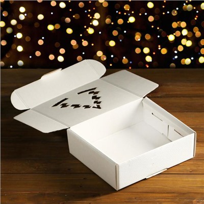 Подарочная коробка №16, белая, сборная, 29 х 25 х 9,5 см