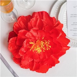 Красный цветок для свадебного декора