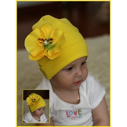 Желтая шапочка с желтой орхидеей